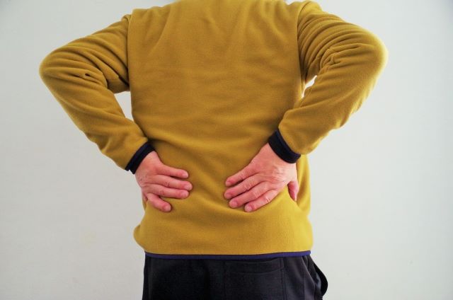 背中がつって痛い・動けなくなった男性、整体・火罐（吸玉）１回で痛みが治り、普通に動けるようになった