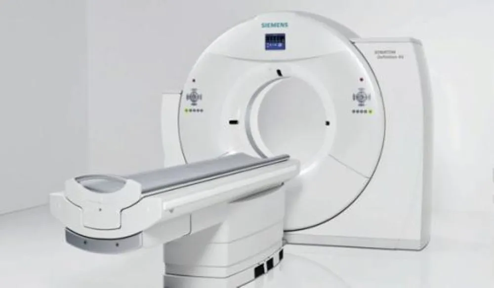 白い現代的なCTスキャナー機器、病院の検査室で撮影された医療画像