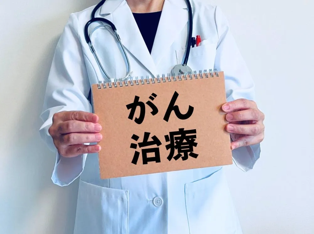 聴診器を首にかけた医師が両手に「がん治療」と書かれた紙を持ち、中医学による癌予防を象徴