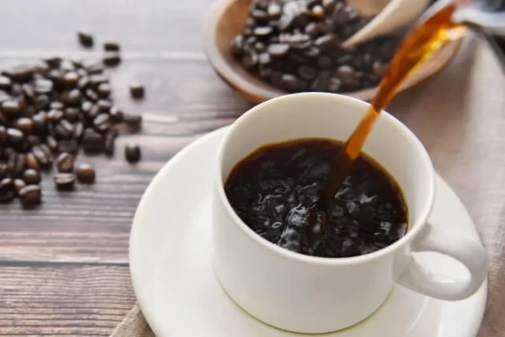 骨粗鬆症のリスクを高めるコーヒーを白いカップに注いでいる様子