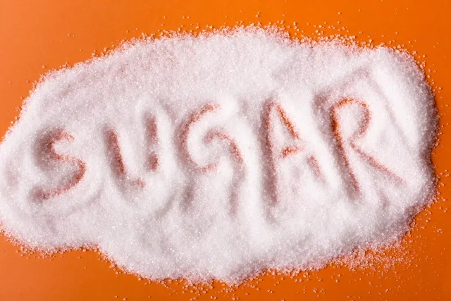 白砂糖で作られた「sugar」の文字アート、白砂糖は避けるべき理由を象徴