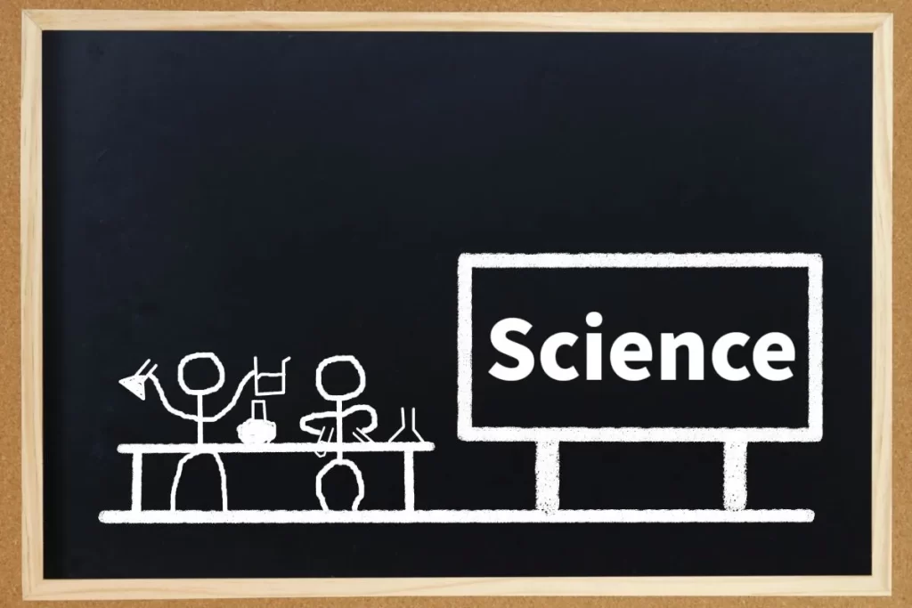 黒い黒板に白いチョークで「Science」と書かれ、隣で棒人間の科学者がビーカーを持って実験しているイラスト。科学の本質を象徴するアイキャッチ画像。