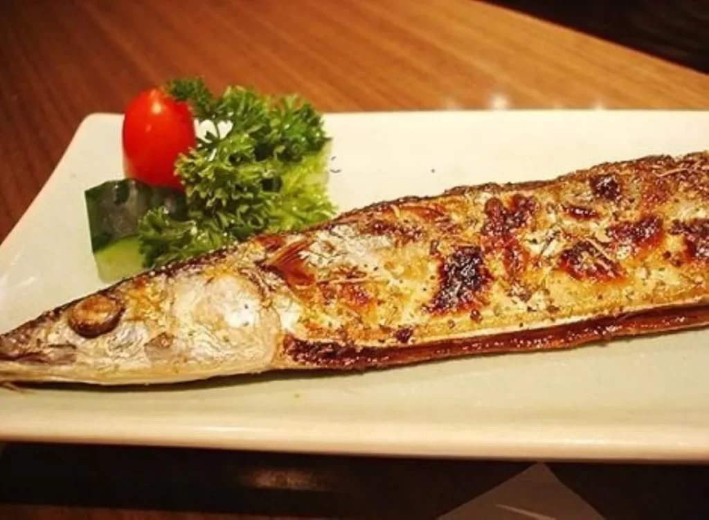 認知症予防に役立つ魚料理。焼き魚とブロッコリー、ミニトマトの盛り合わせ