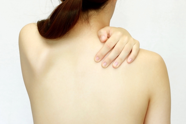 肩の痛みが治り、押された肩と背中がポカポカになった。夜もぐっすり寝られて、翌日は尿の色まですごい変わった【足つぼ整体の症例】