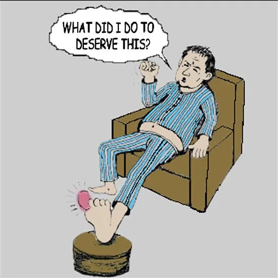 痛風発作で左足の親指が真っ赤に腫れ上がり、椅子に座って苦しむ青いパジャマ姿の男性。「WHAT DID I DO TO DESERVE THIS?」というセリフ付きイラスト。