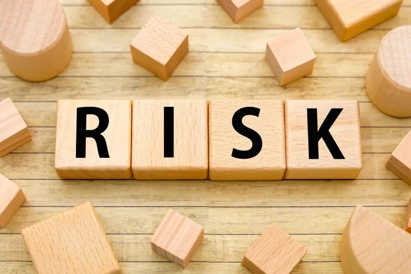 RISKと書かれた木製ブロックが並ぶリスク概念のイメージ