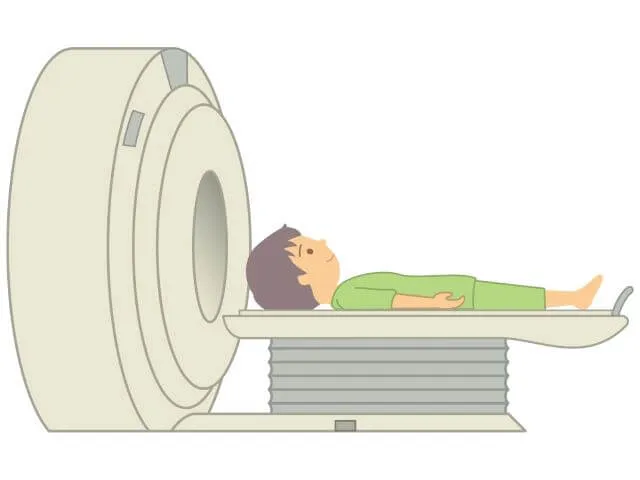 造影剤CT検査中の男性患者　緑のガウンで検査台に横たわる様子