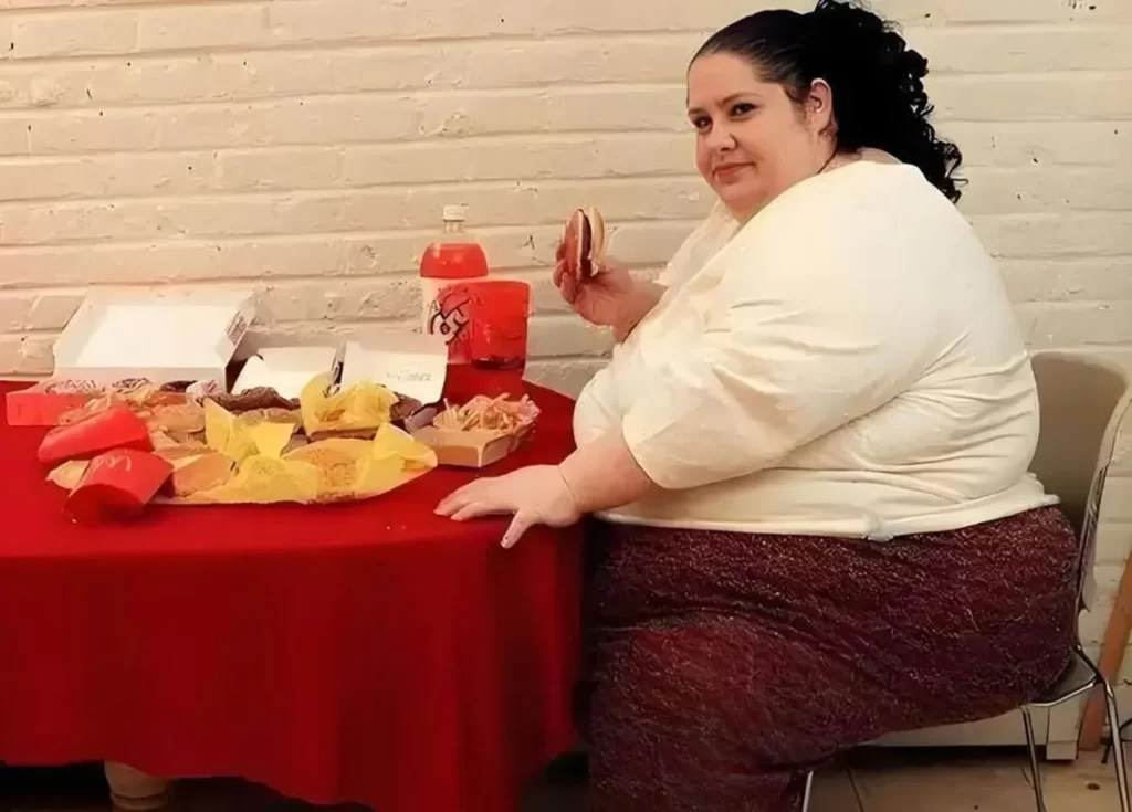 アメリカ人の肥満の原因となるファーストフードを食べる白人女性