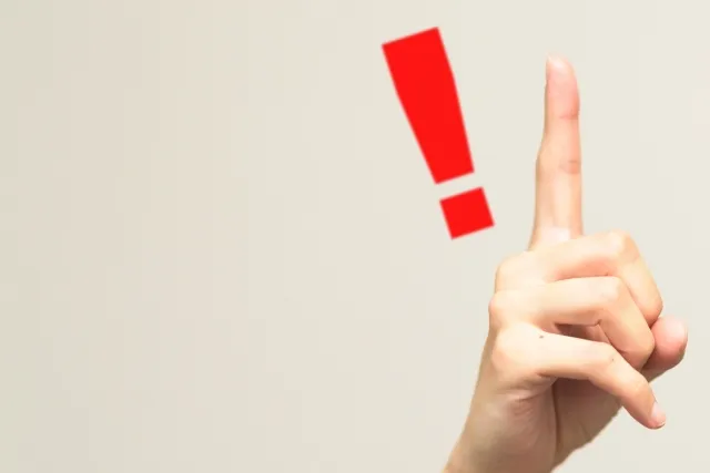 人差し指を立てて重要性を示すイラスト、赤いびっくりマーク付き
