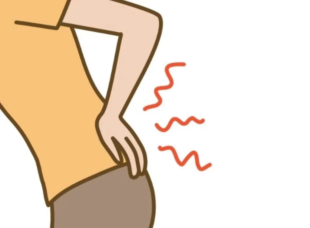 腰から足にかけて痛みを感じ、左手で腰を押さえる女性のイラスト。腰に赤い電撃のような痛み表現が描かれている。