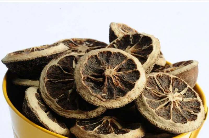 黄色い茶碗に盛られた枳実（きじつ）の断面が見える生薬