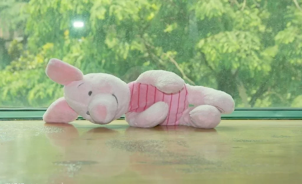 突然気絶して窓ガラスの前に倒れたウサギの人形。貧血なしで目の前が真っ白になり意識を失う女性の症状をイメージしたイラスト