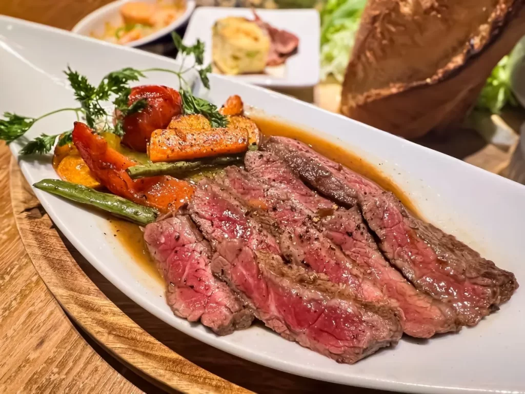 ジューシーな牛ステーキと焼き野菜の盛り合わせ