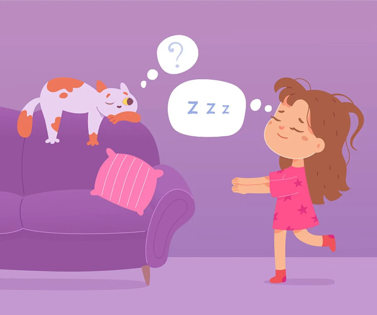 夜中に無意識で歩く若い女性のイラスト。ピンクのパジャマ姿で目を閉じたままソファーへ向かい、頭上には睡眠中を示す「ZZZ」。ソファーでは猫が寝ており、猫の横にははてなマークが描かれている。睡眠時摂食症候群・夢遊病のイメージ。
