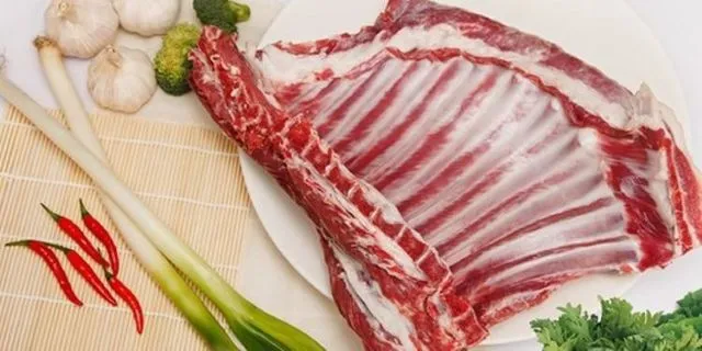 羊肉と唐辛子・長ねぎ・にんにくが並んだ食材写真