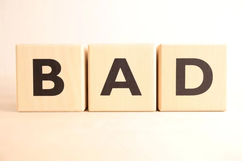 BADと書かれた木製ブロック