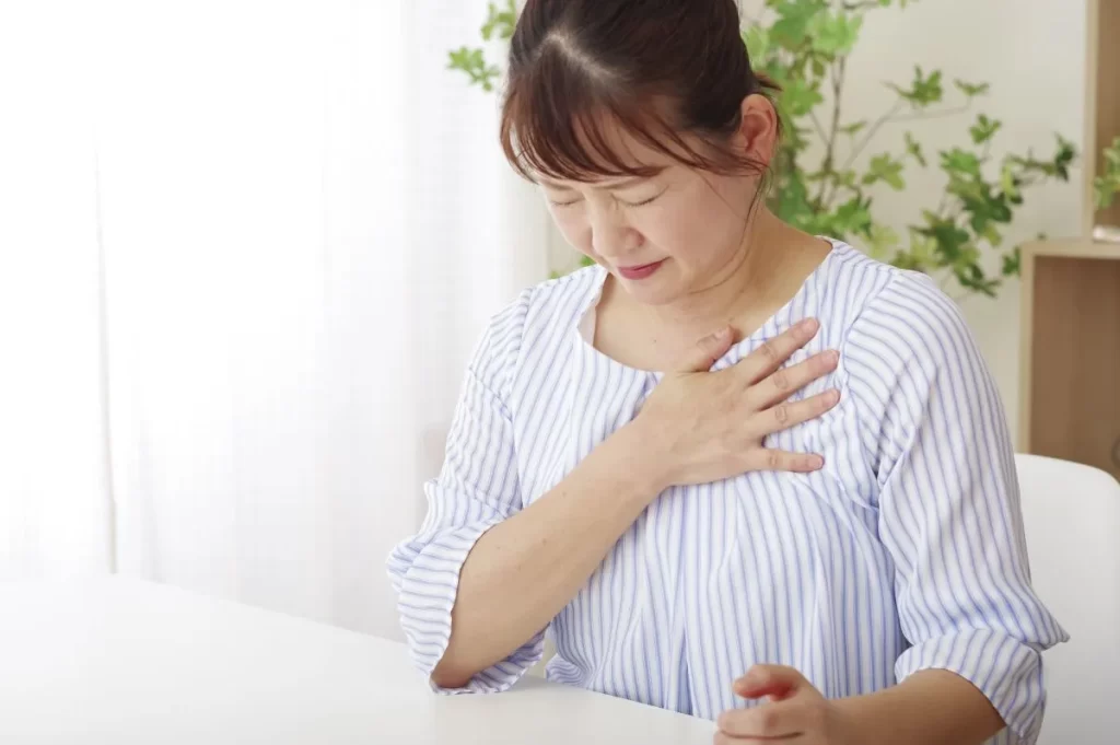 心弁膜症で胸の痛みと全身の苦しみを訴える56歳女性。漢方治療前の辛い様子