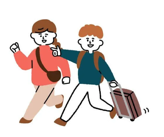 漫画風イラスト：楽しそうに旅行に出かける親子。子供はリュックサックを背負いスーツケースを引き、お母さんはセカンドバッグを持って笑顔