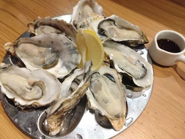 皿に盛られた牡蠣と醤油の写真（漢方で使う牡蠣のイメージ）