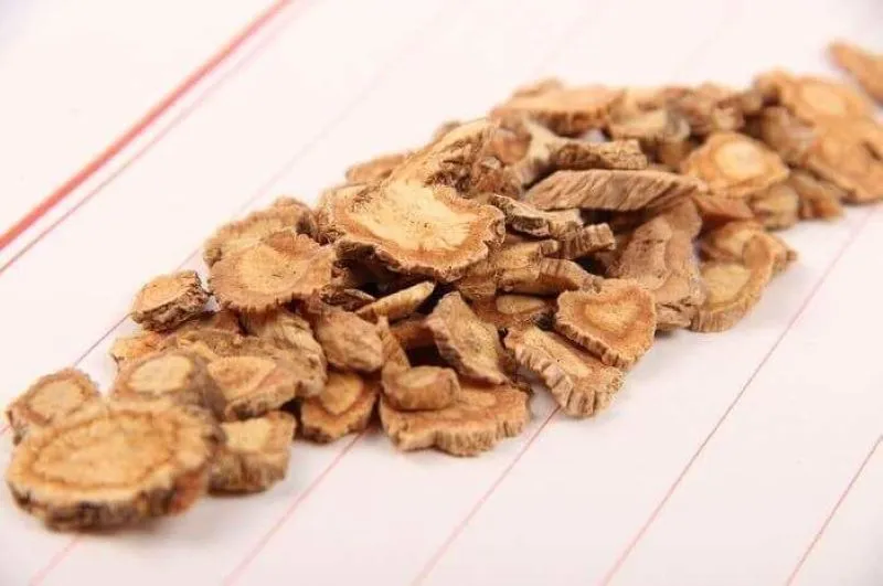 スライスした炙甘草を器に盛った漢方薬の生薬写真