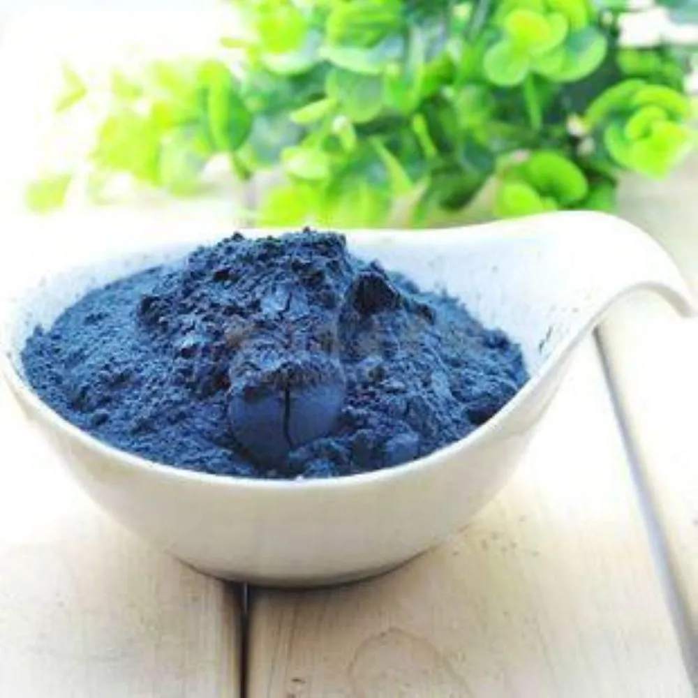 青黛（せいたい）の粉末を白い皿に盛った様子。漢方解毒剤として使われる天然の青い生薬。