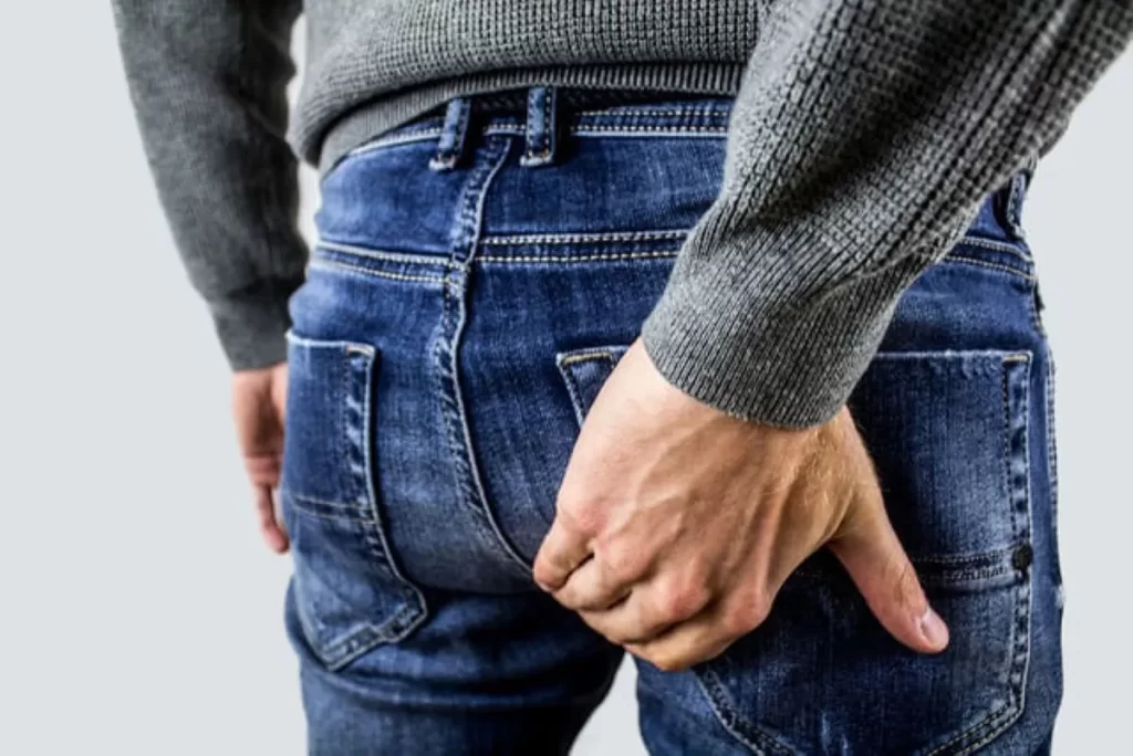 肛門近くにしこりができて痛みを感じている男性