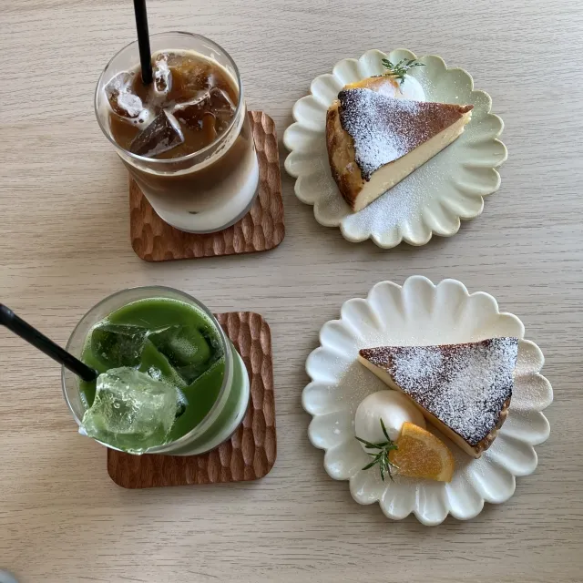 バスクチーズケーキ、抹茶ラテ、カフェラテの写真。生理痛を悪化させる可能性のある冷え性食品例