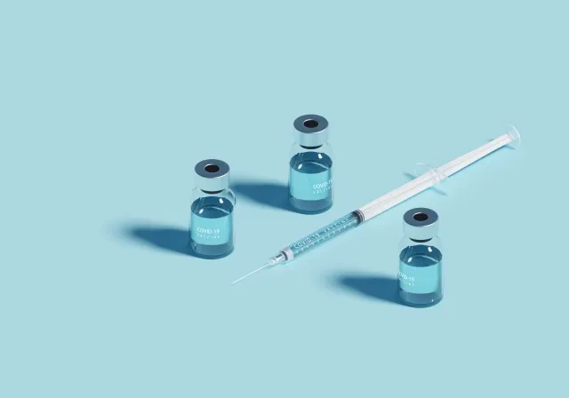 ワクチン用の注射器と薬瓶の写真