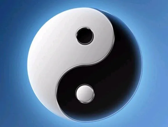 伝統的な黒と白の太極陰陽図。中医学における陰陽バランスの象徴。