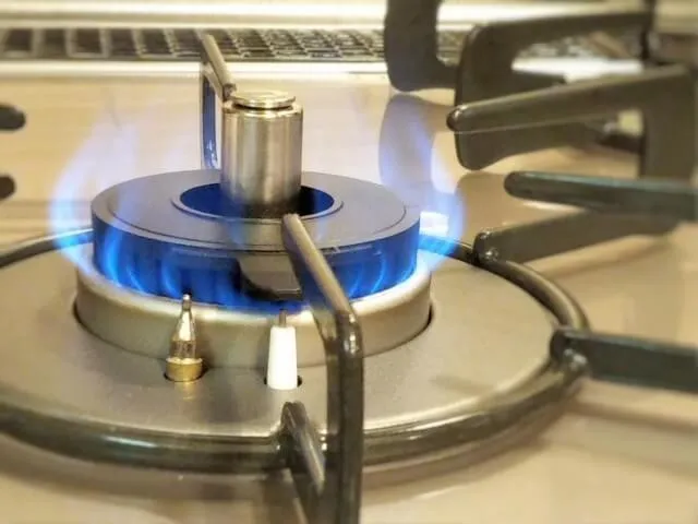 ガスコンロの青い炎のクローズアップ。