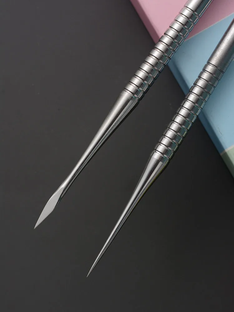 三稜鍼（さんりょうしん）のクローズアップ画像。刺絡療法で使用する先端が三角形に尖った鍼で、瘀血を出すための伝統的な道具。