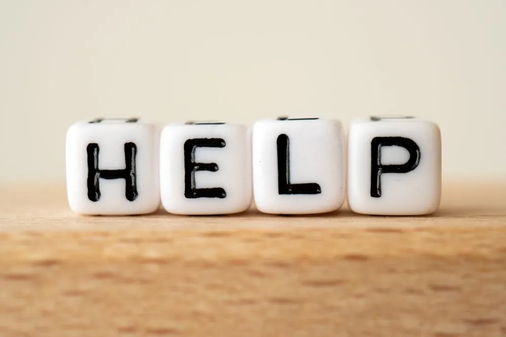 白いふるい4個にHELPと書かれた文字が刻まれている画像。緊急性を象徴し、中医学での救命治療を訴える。