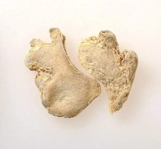 スライスされた乾燥生姜（乾姜）のクローズアップ写真。胃腸を温める作用がある生薬