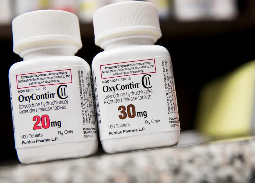 オキシコンチン（OxyContin）20mgと30mgの錠剤ボトル。依存症を引き起こすオピオイド鎮痛薬