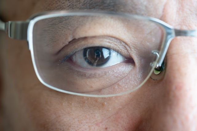 脳腫瘍で目が見えない・全身の骨が痛い男性、漢方薬で見えるようになり、支えがなくても自力で歩けるようになった。