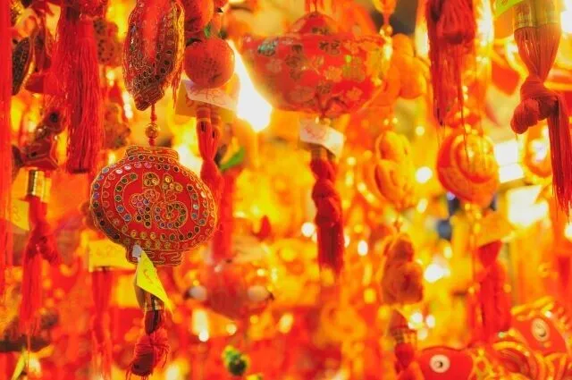 中国の赤いお祝い袋がたくさん吊り下がっている華やかな写真