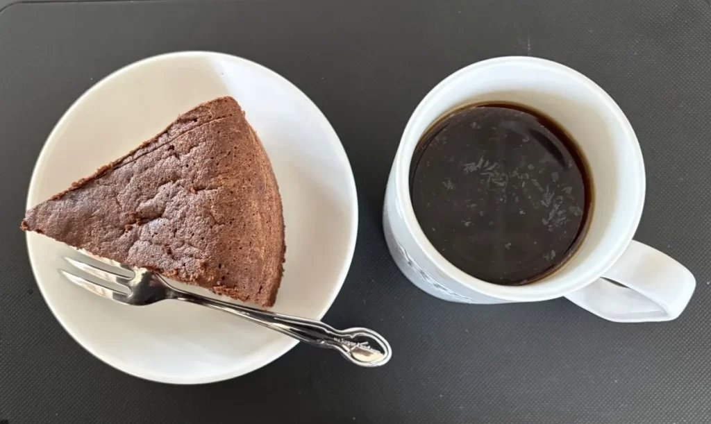 すい臓がんの原因として警告されているドリップコーヒーとガトーショコラの俯瞰写真