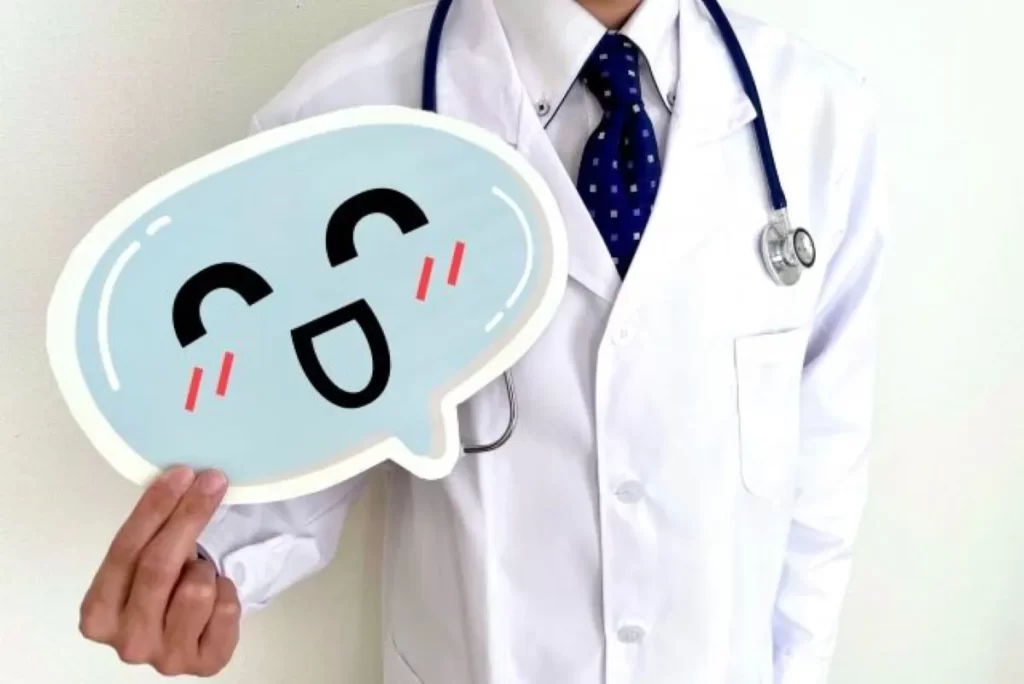 笑顔の男性医師が歓迎の看板を持っているイラスト。中医学・漢方治療の温かいイメージ