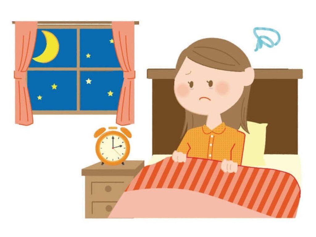 夜中に不眠で悩む女性が布団に座り込むイラスト。隣の目覚まし時計と窓の月と星、頭のモヤモヤ線が不眠症のつらさを表している。