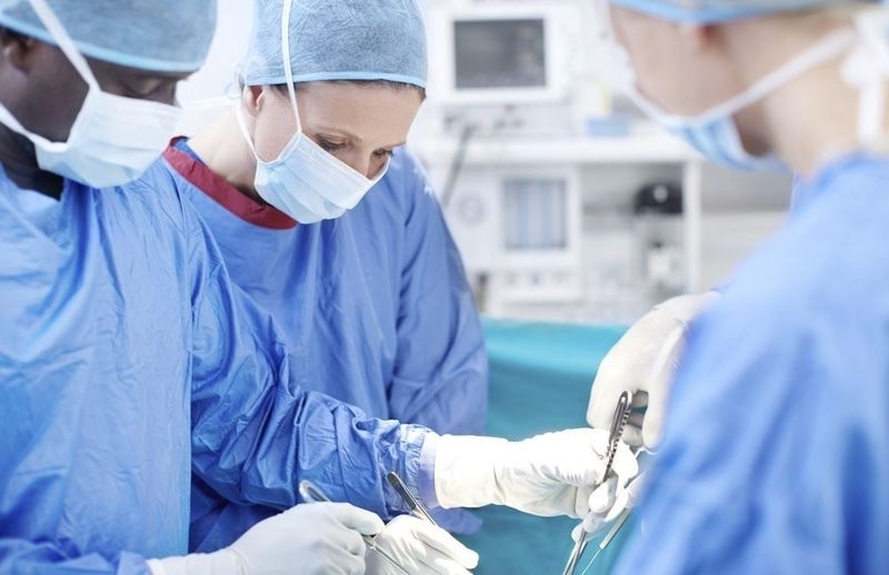 手術の光景と鍼灸で改善する生理痛