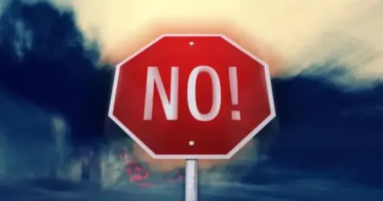 子宮筋腫の手術を「NO！」と拒否し、自然に寄り添う治療を選択した女性の決意を表す赤い看板イラスト