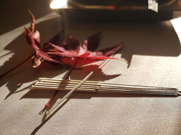 紅葉と鍼灸で改善する捻挫と生理痛