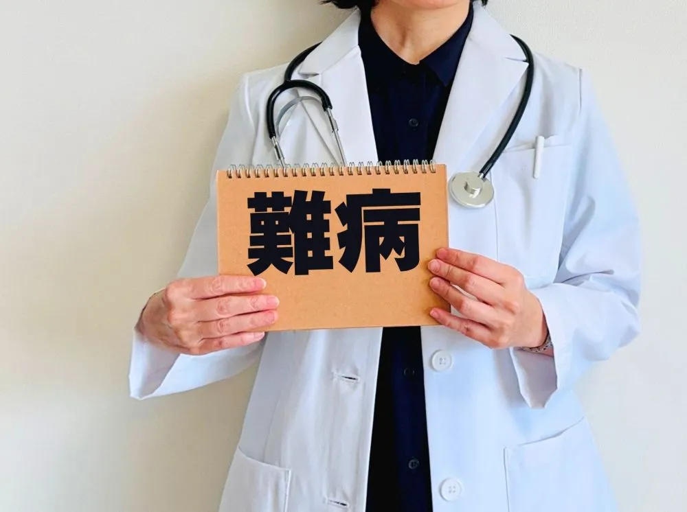 西洋医学では難病とされる病気をメモする医師の手元