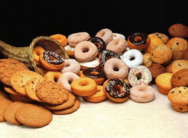 様々な色のお菓子がたくさん集まった画像。食べ過ぎると湿疹再発や体調不良の原因になることを示す。