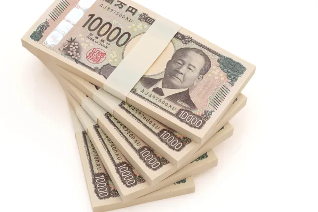 白い背景に積み重なった万円札の束
