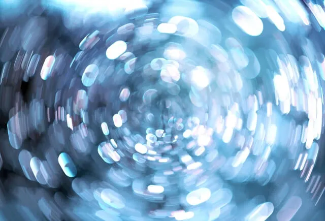 閃輝暗点を表現した円形のぼやけた光のイラスト。視界がチカチカする状態を示す。