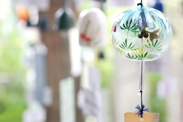 花粉症と便秘が治って絶好調に良い女性。鍼したあとは足が暖かくなり、目がすごく良く見える。