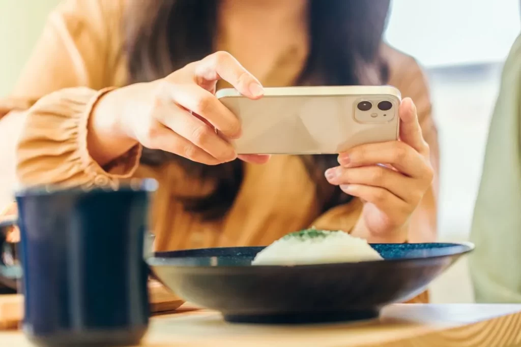 末期乳がん患者さんが何ヶ月ぶりに1人前のご飯を完食し、嬉しくてスマホで撮影した記念写真の手元