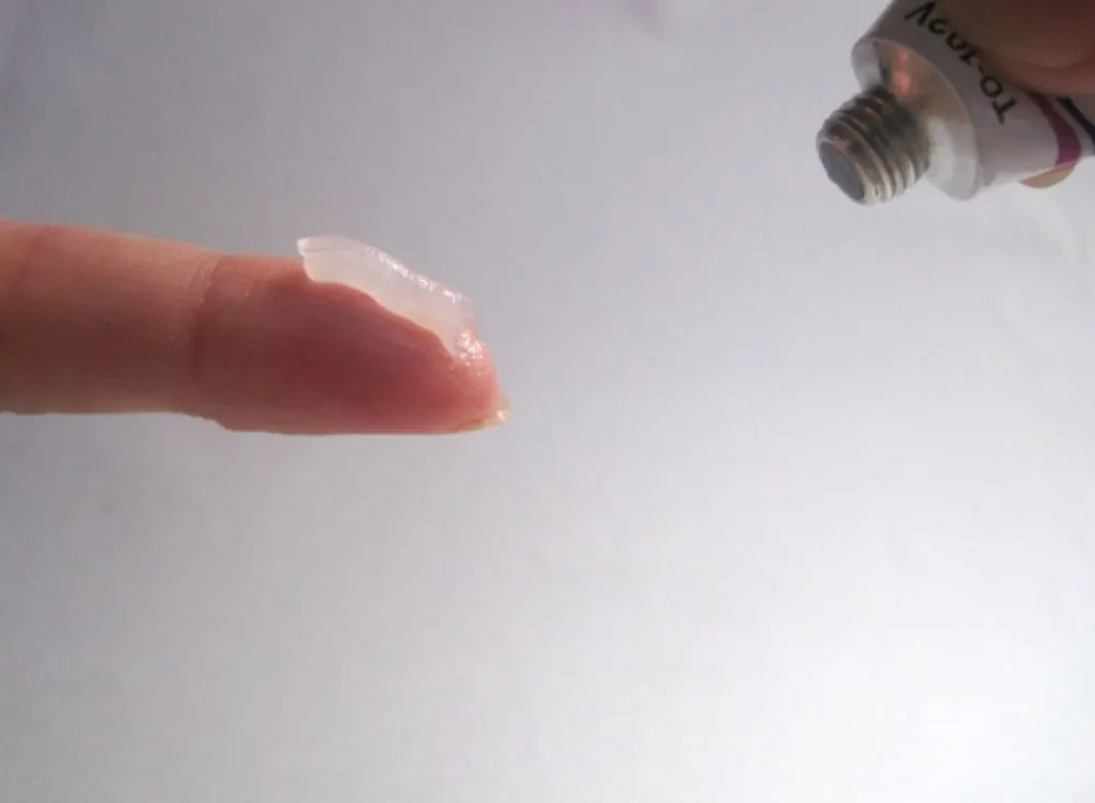 ステロイド軟膏のクリームを指先にのせた状態（副作用リスクを象徴）