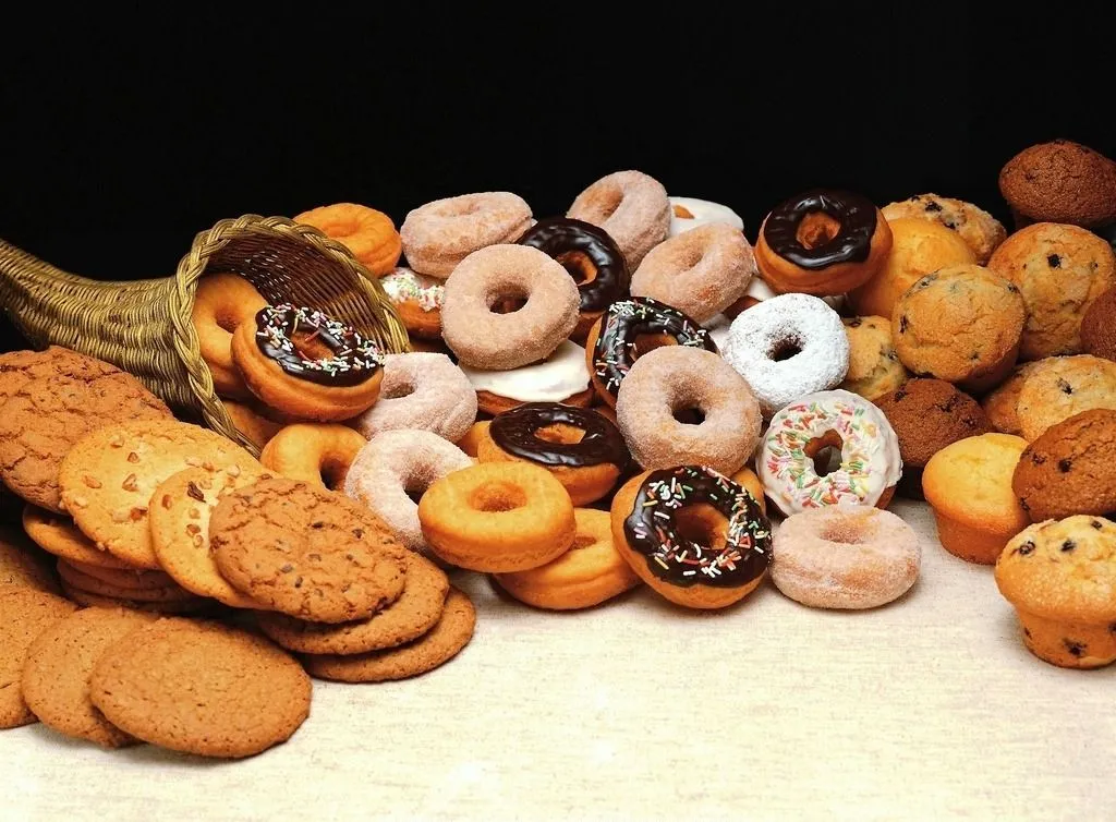 ケーキやドーナツなど甘いスイーツの写真